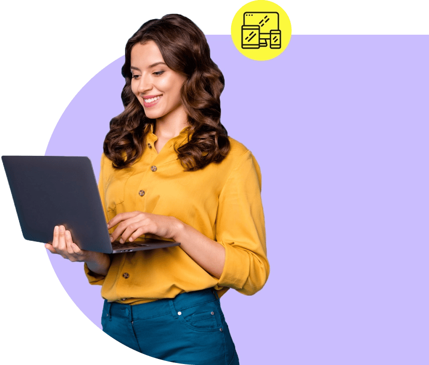 mujer leyendo una página web en computador portátil