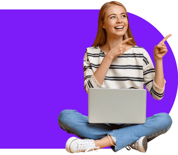 mujer joven feliz leyendo una página web