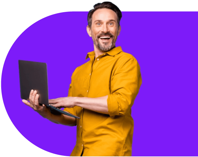 hombre diseñando página web en laptop
