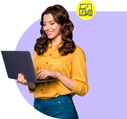 mujer leyendo una página web en computador portátil