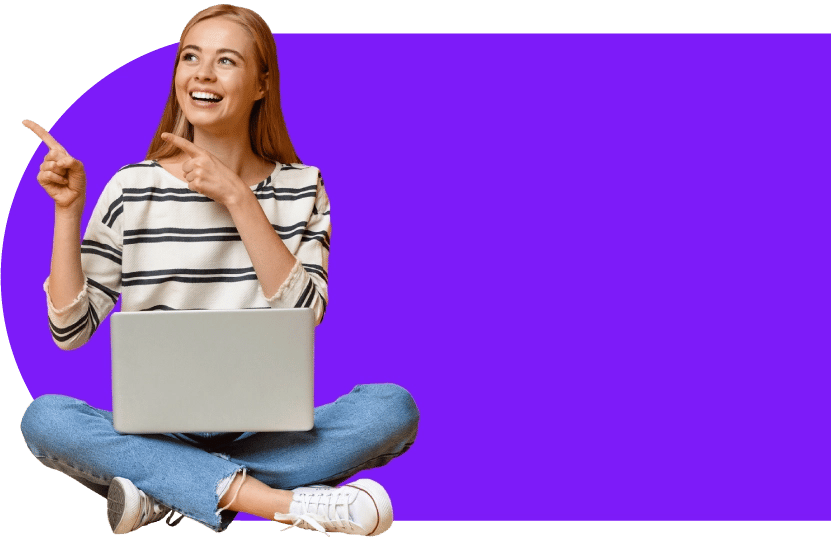 mujer joven feliz leyendo una página web