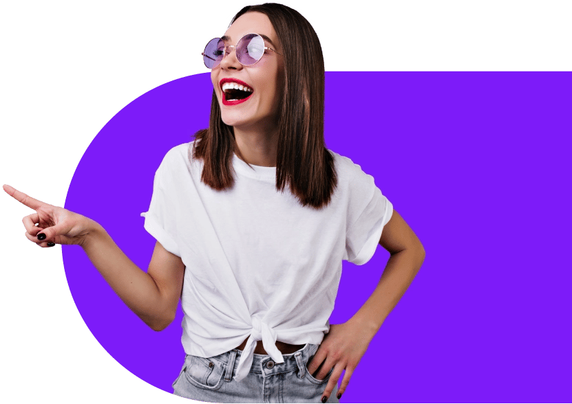 mujer joven alegre