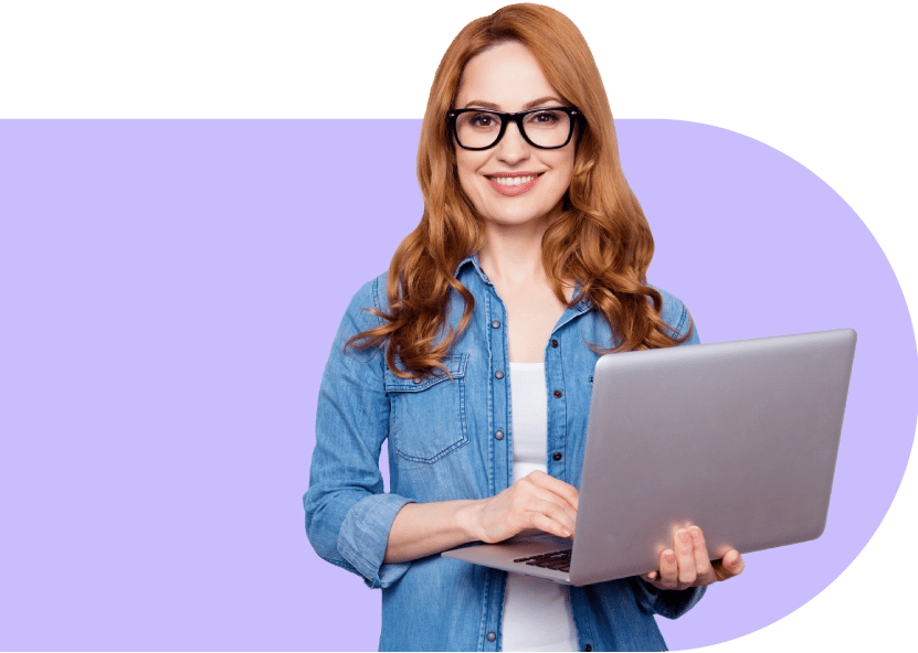 Mujer con notebook en la mano