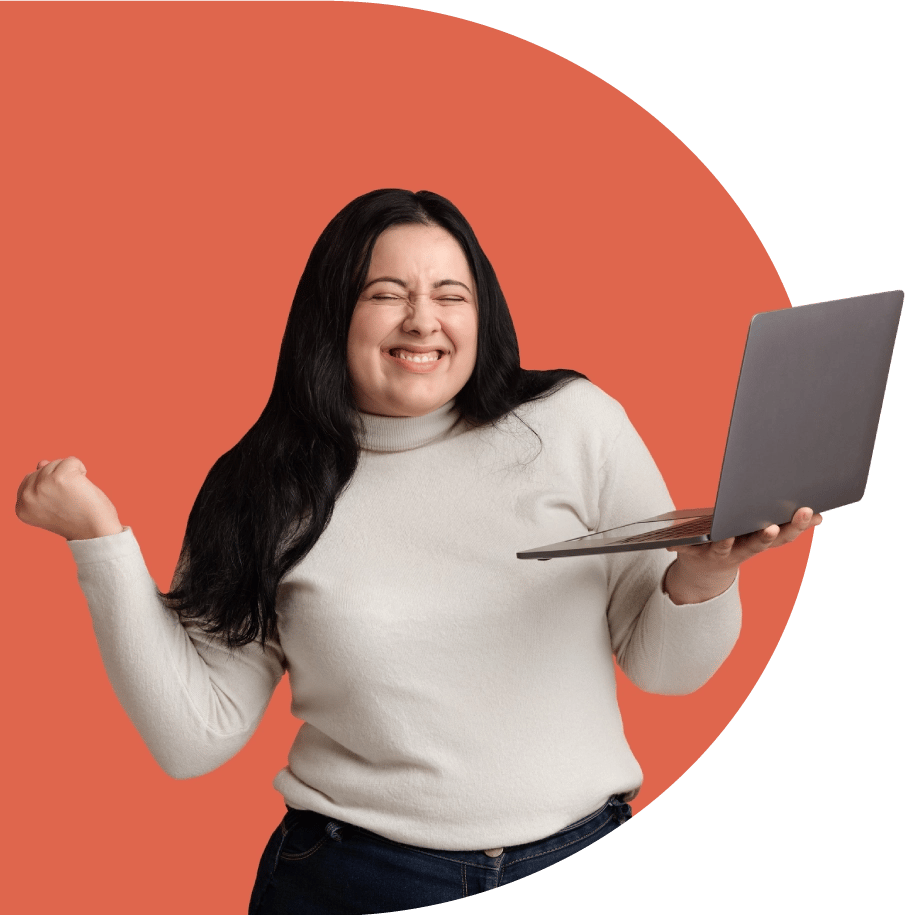 mujer joven feliz leyendo una página web