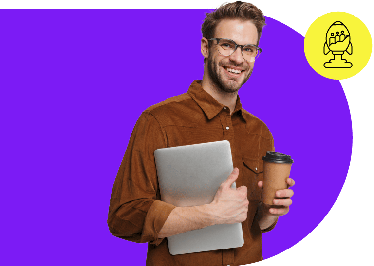hombre joven contento con su notebook y un café