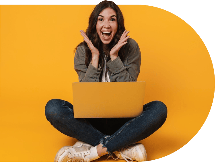 mujer sostiene su netebook, sorprendida