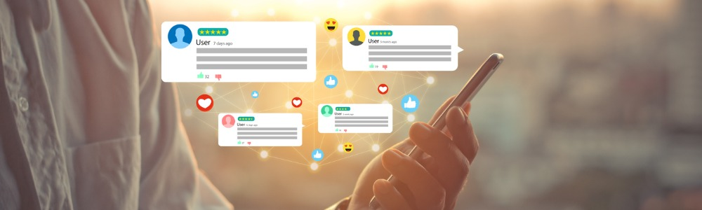 mano de hombre sosteniendo smartphone mientras lee notificaciones de redes sociales y página we