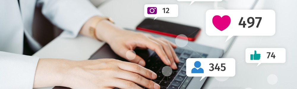 recciones de social media sobre manos de mujer escribiendo en computador portátil
