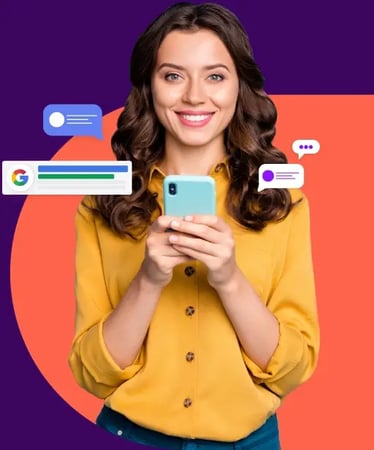 mujer leyendo una página web en computador portátil