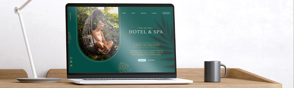 escritorio con lámpara y computador portátil con página web de hotel y spa