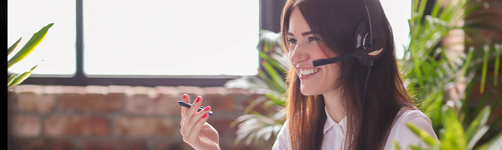 mujer joven call center hablando con headphones