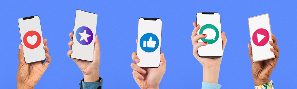 manos levantando celulares con iconos digitales en las pantallas