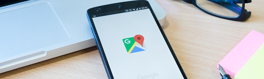 pantalla de celular con google maps