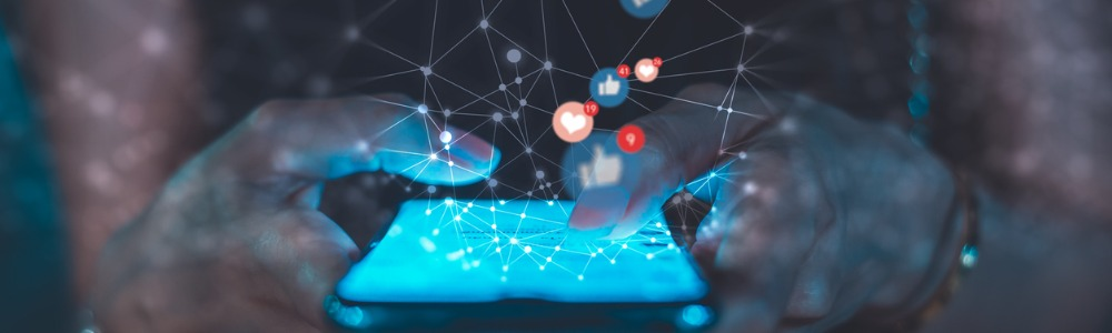 manos de mujer sosteniendo smartphone mientras interactúa en redes sociales