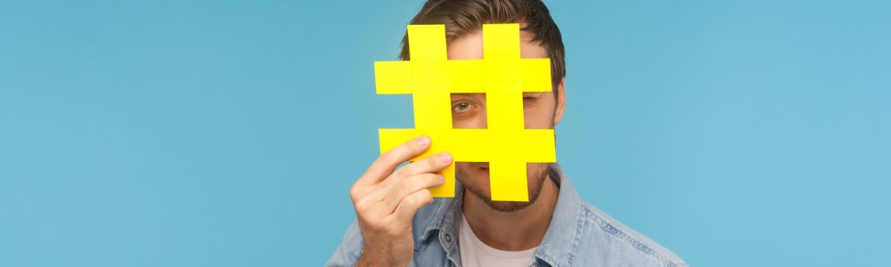 hombre sobre fondo azul sosteniendo símbolo númeral