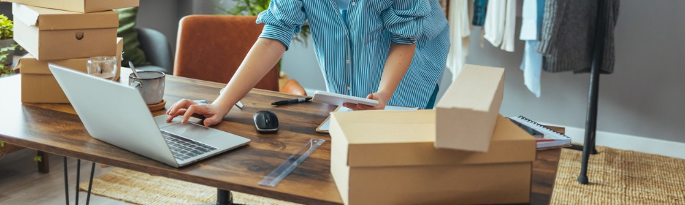 mujer dueña de tienda online alistando productos para enviar a sus clientes