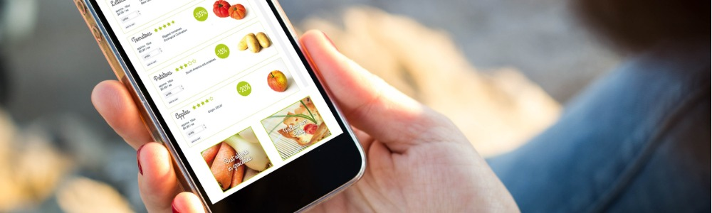 mujer sentada en la calle comprando comestibles en tienda online con su smartphone