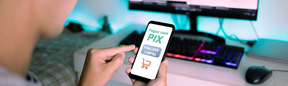 hombre joven haciendo pago en carrito de compras de tienda online