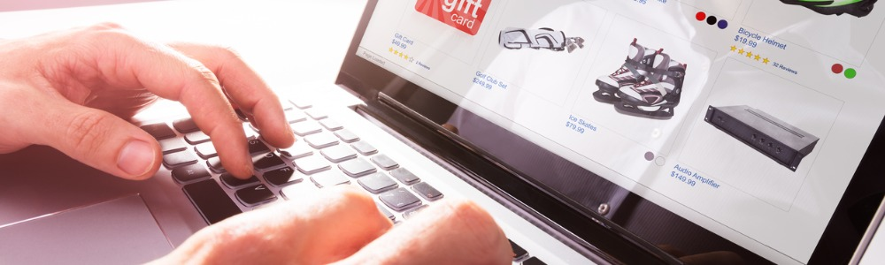 persona de compras en línea en portátil