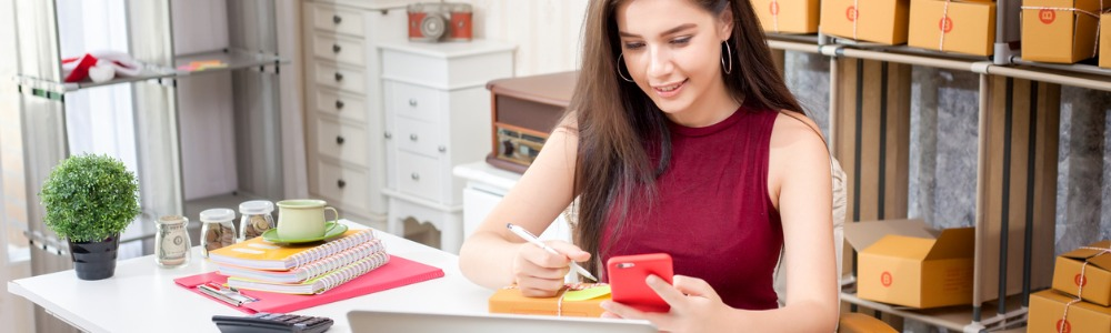 tienda en línea mujer propietaria de negocios que trabaja en casa con computadora portatil