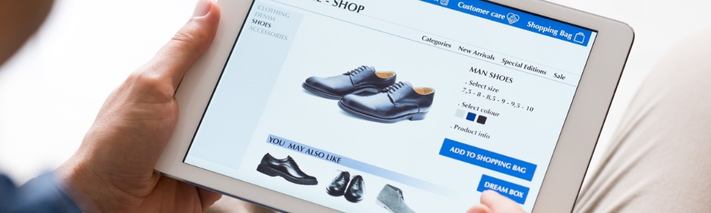hombre eligiendo zapatos en tienda online