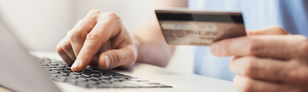 hombre comprando en tienda online en su computadora portatil