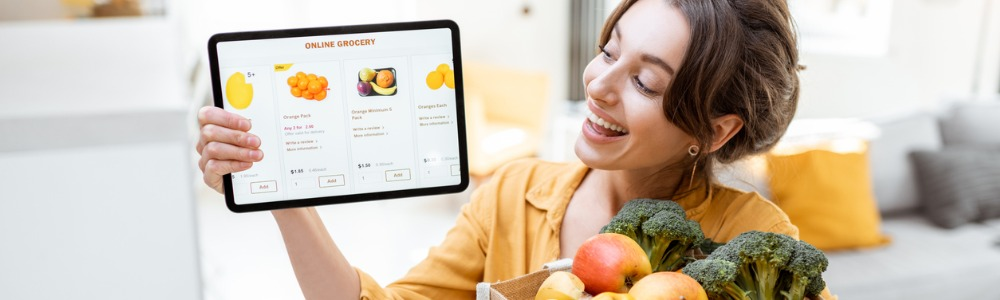 mujer-comprando-comida-en-tienda online