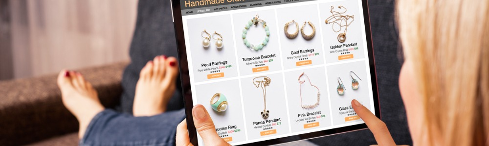 mujer comprando joyas hechas a medida y hechas a mano en tienda online