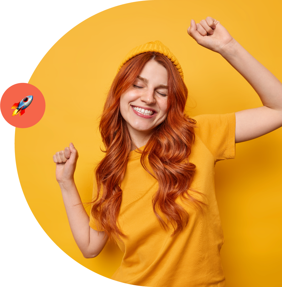 mujer joven alegre