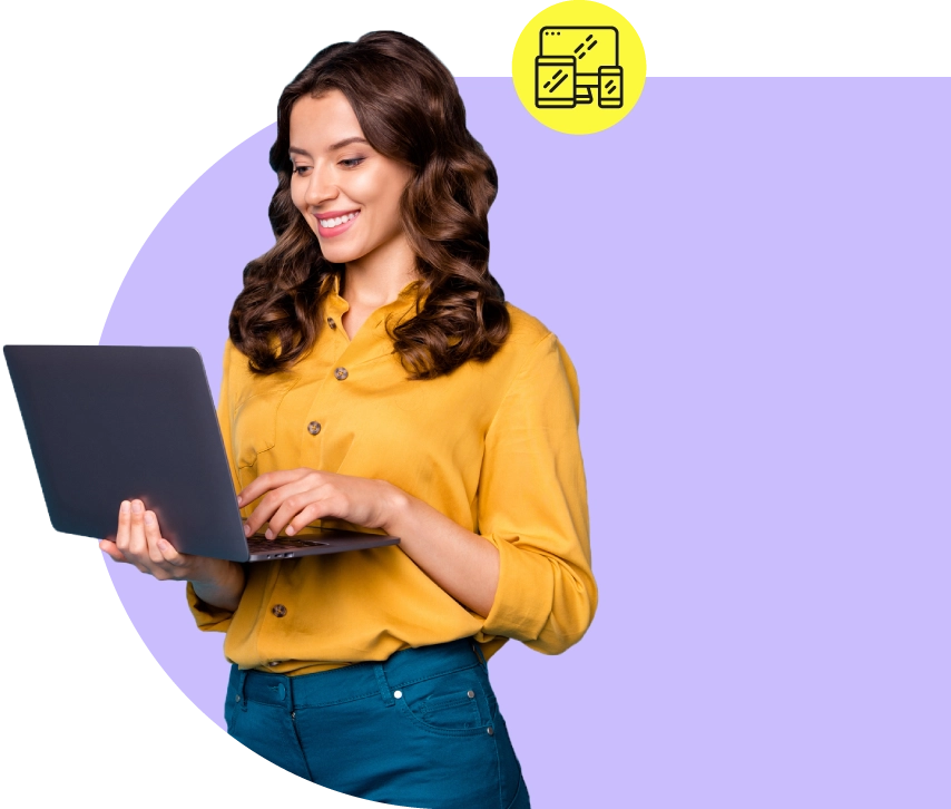 mujer leyendo una página web en computador portátil