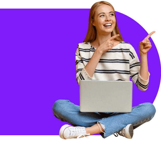 mujer joven feliz leyendo una página web