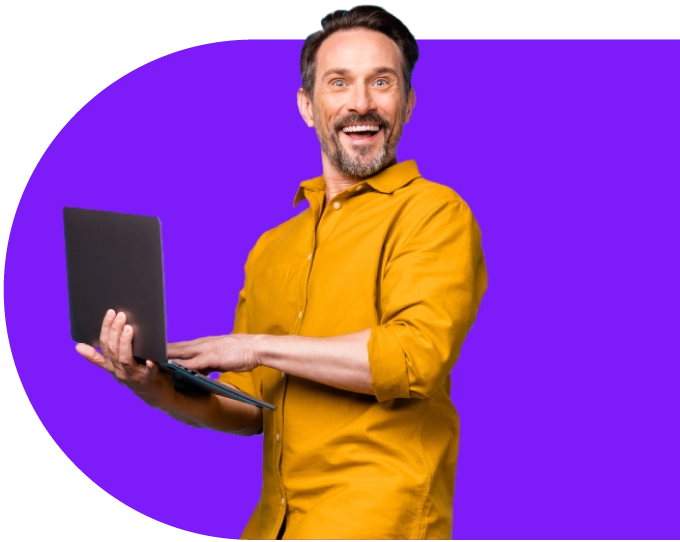 hombre diseñando página web en laptop