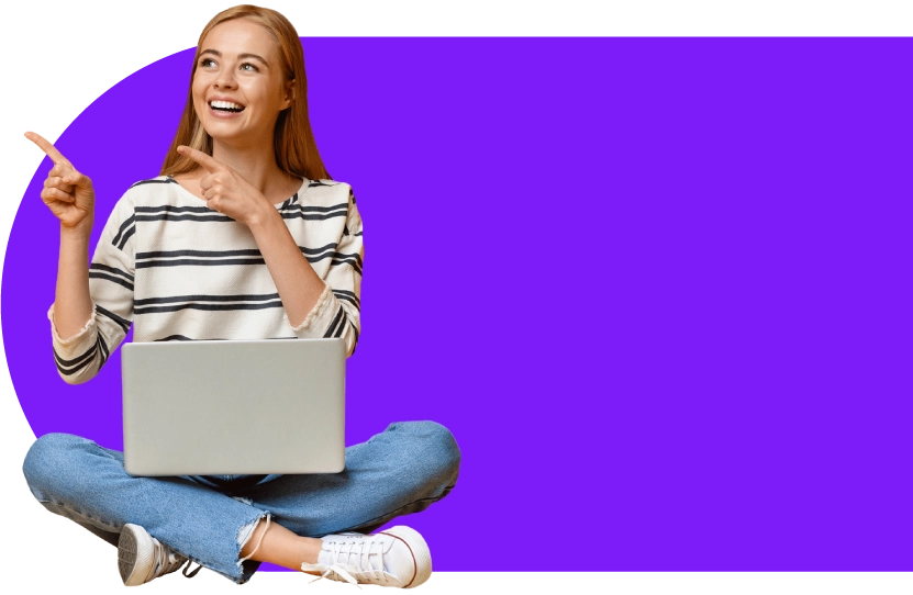 mujer joven feliz leyendo una página web