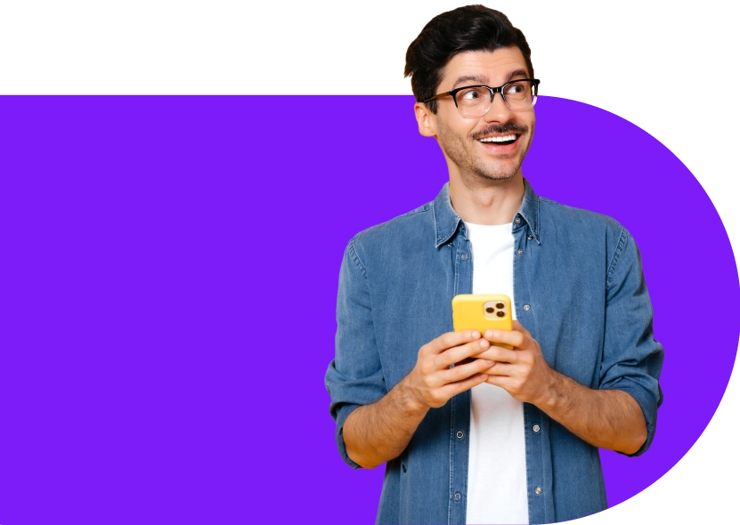 hombre joven leyendo página web en un celular