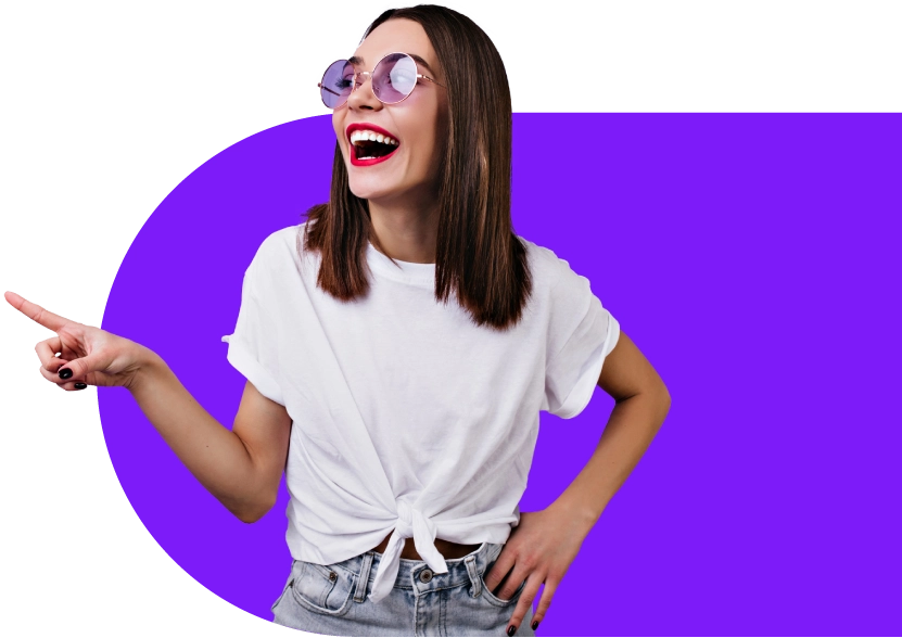 mujer joven alegre