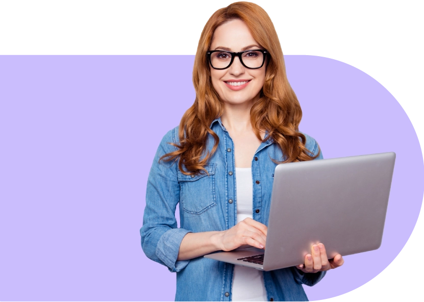Mujer con notebook en la mano