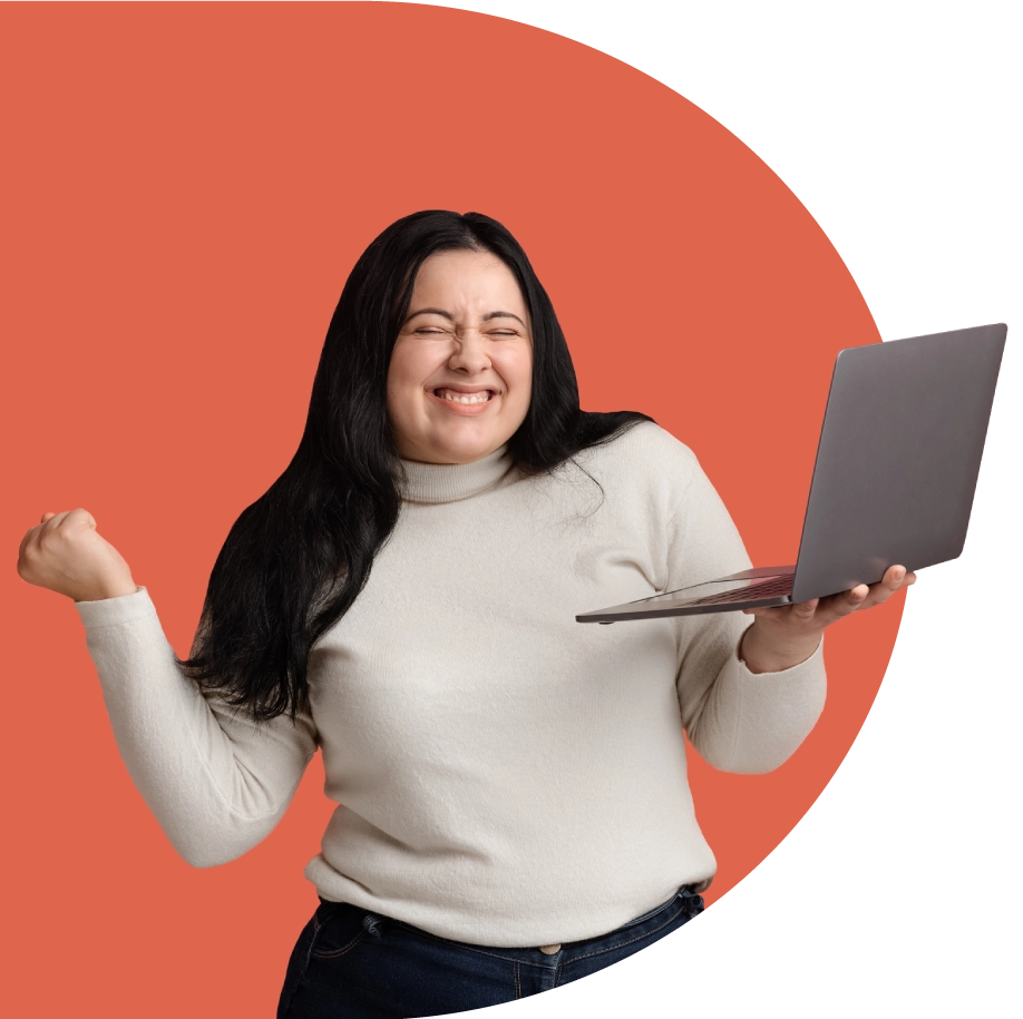 mujer joven feliz leyendo una página web
