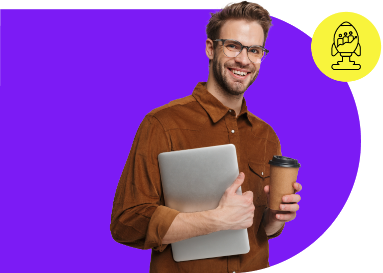hombre joven contento con su notebook y un café