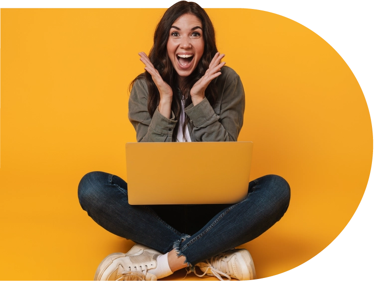 mujer sostiene su netebook, sorprendida